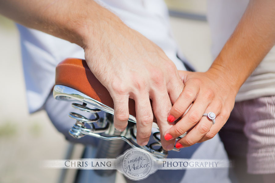 Lifestlye engagemnt picture of a couple in love on the beach sharing a relaxing moment