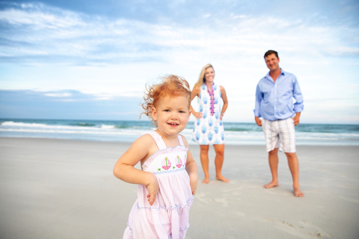 Little girl posing with mom and dad - Beach  - family portraits - family picture - family photography - wilmington nc family photogrpahers - chris lang photography