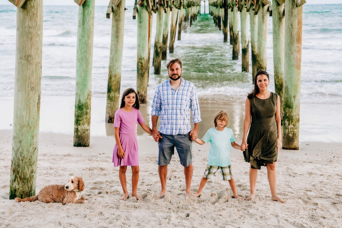 Family at the surf city pier - Family dog - Beach - family portraits - family picture - family photography - wilmington nc family photogrpahers - chris lang photography