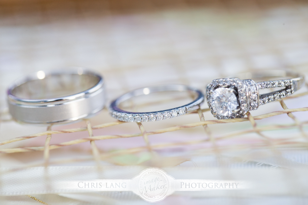 Image of wedding rings at Airlie Gardens